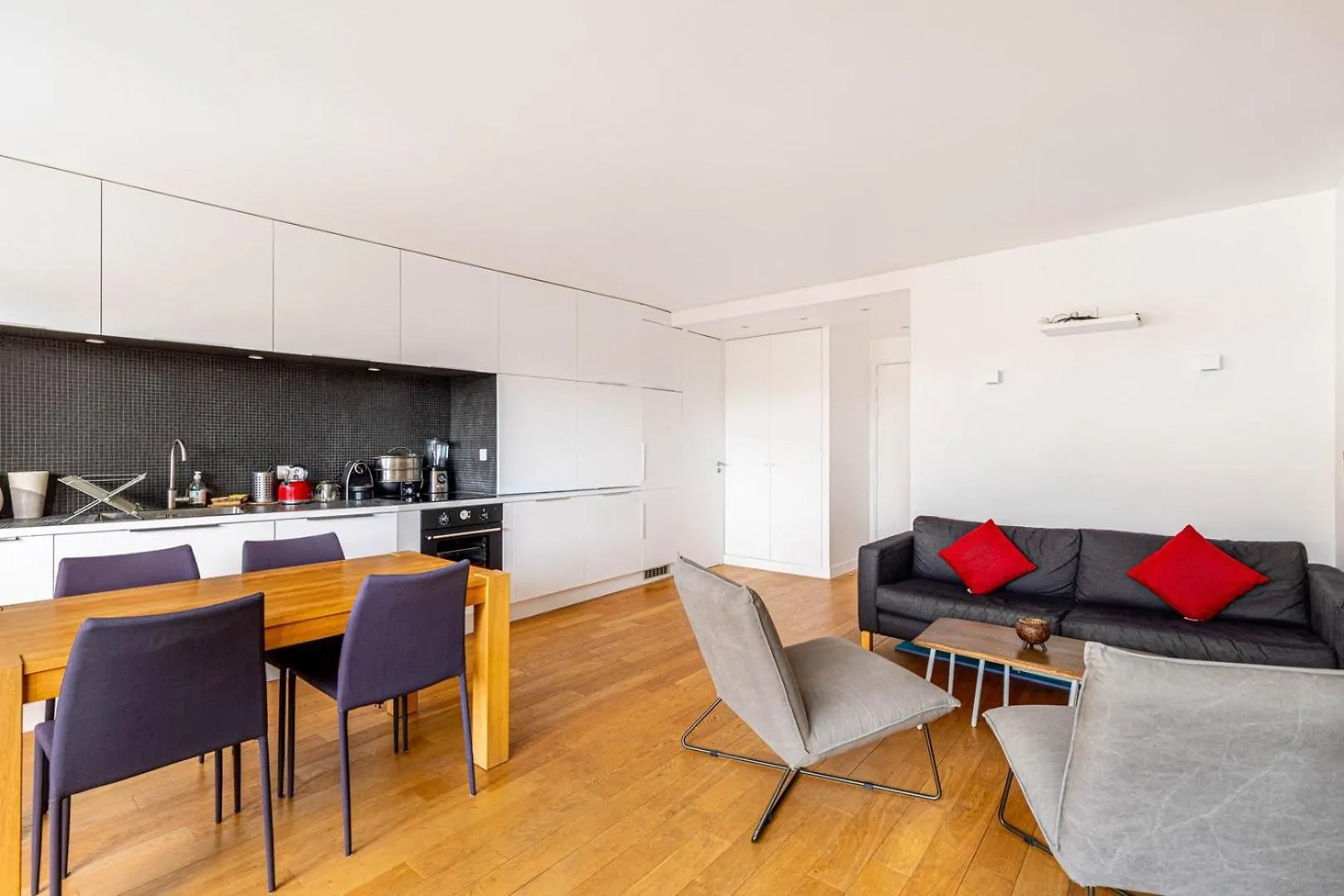 Guestready - Bright And Airy In The 18Th Apartment Paris France